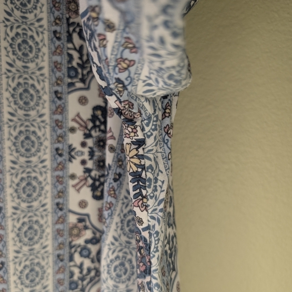 1010- Elegant Blue and White Patterned Women's Blouse Size XXL V-Neck - Picture 7 of 8